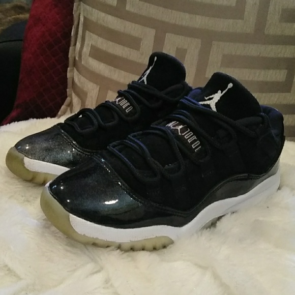 Michael Jordan's tennis shoes size 12 - Picture 2 of 4